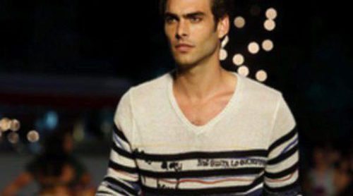 Clara Alonso y Jon Kortajarena desfilan para Desigual en la pasarela 080 de Barcelona