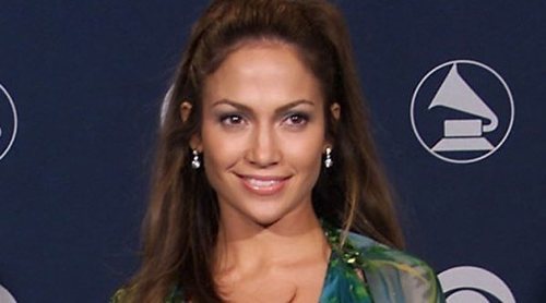 Versace ha vuelto a traer al presente el vestido de JLO que cambió la historia de internet