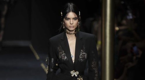 Versace homenajea su vínculo con la fotografía en su colección O/I 19/20 en Milán