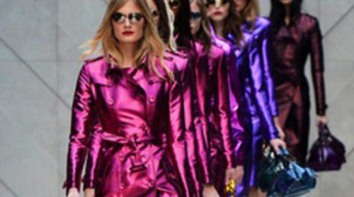 Burberry apuesta por los colores metalizados para la primavera/verano 2013 en la Semana de la Moda de Londres