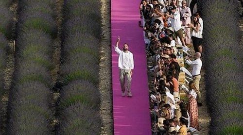 Jacquemus celebra el desfile de su 10 aniversario en su tierra natal y en un escenario puramente Jacquemus