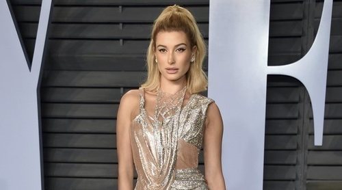 Hailey Bieber sorprende con dos vestidos más (y deportivas) el día de su boda