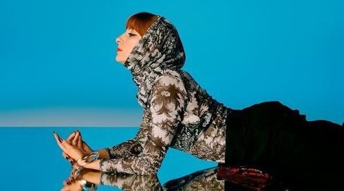 Llega la octava colaboración de Desigual y Lacroix con toques muy pop y Najwa Nimri como imagen