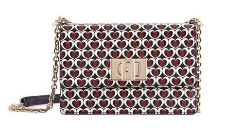 El estampado de corazón protagoniza la nueva colección de Furla para estas Navidades