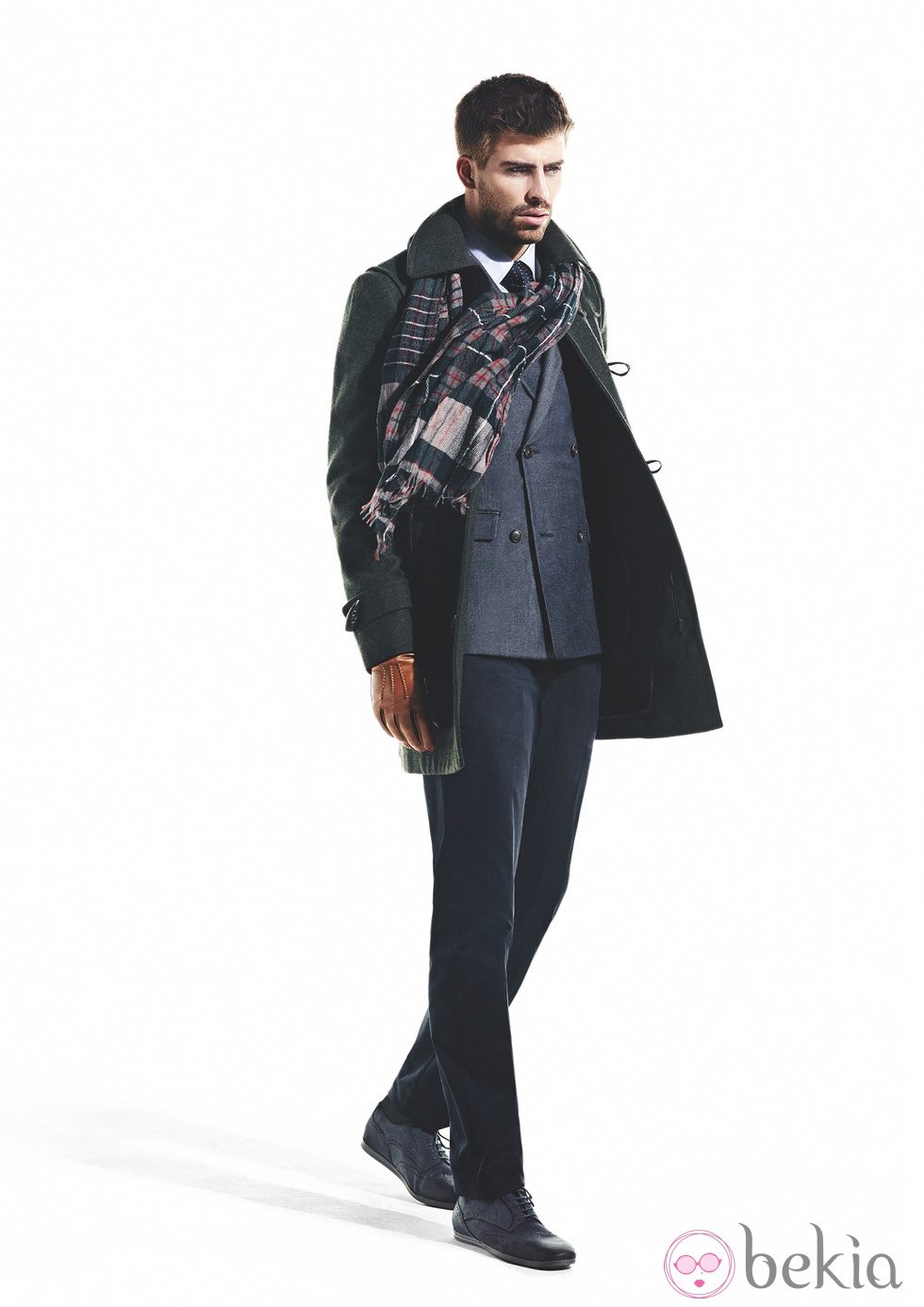 Gerard Piqué con traje azul, bufanda de cuadros y abrigo verde para la colección otoño-invierno 2011 de H.E. by Mango