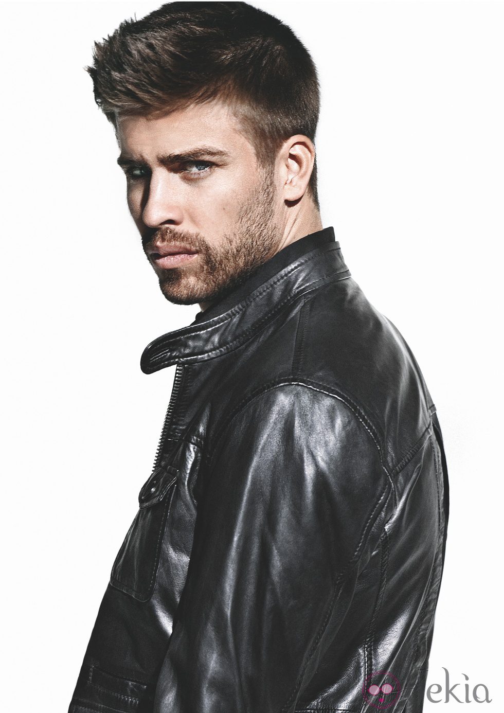 Gerard Piqué con cazadora de cuero para la colección otoño-invierno 2011 de H.E. by Mango