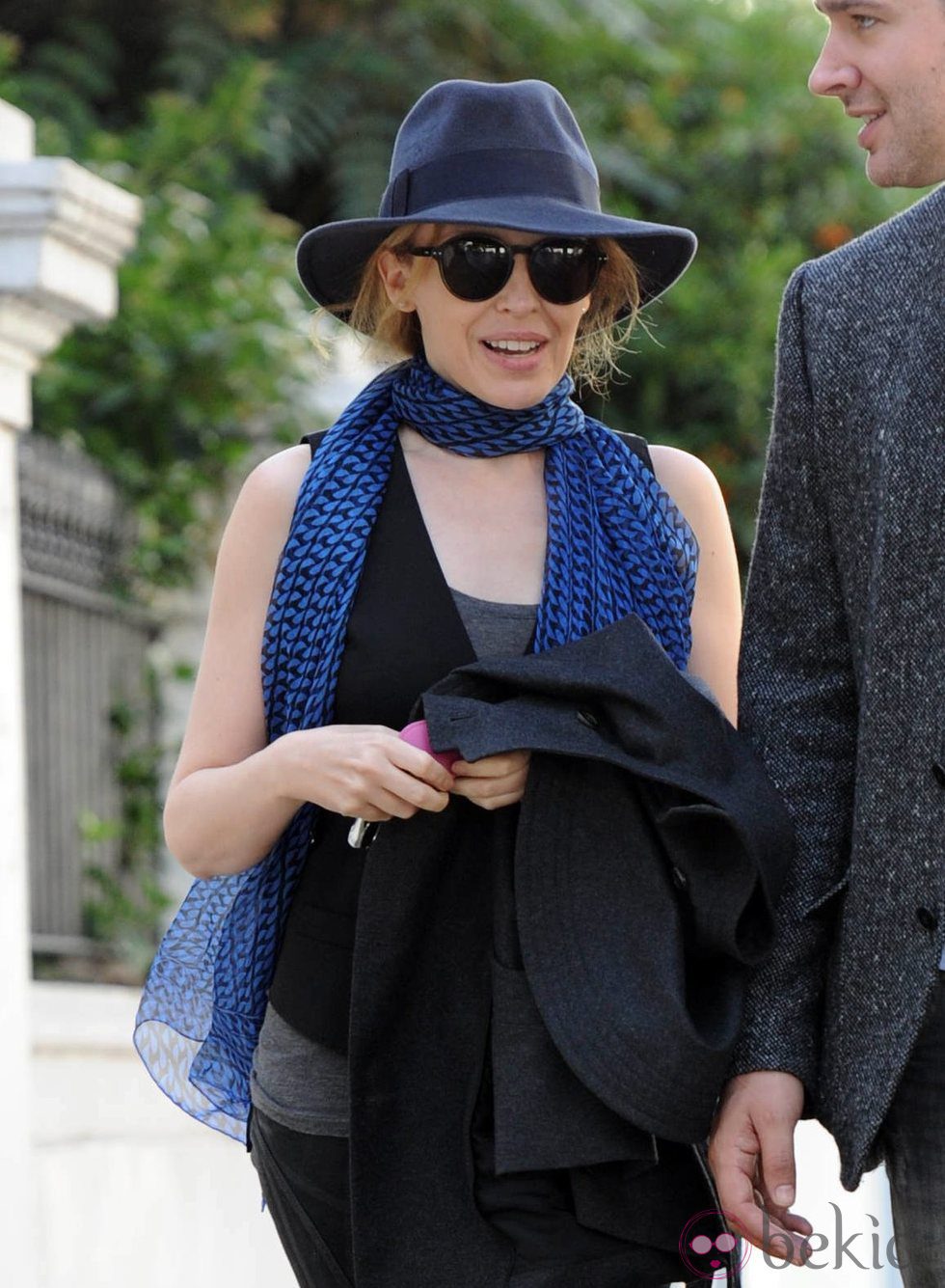 Kylie Minogue con un fedora azul