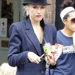 Gwen Stefani, de azul con un fedora