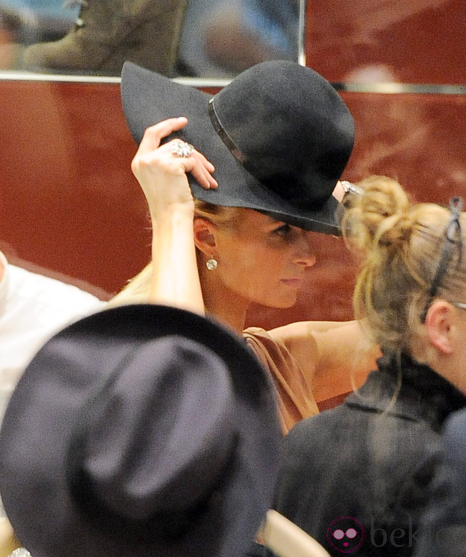 Paris Hilton se prueba un sombrero fedora negro