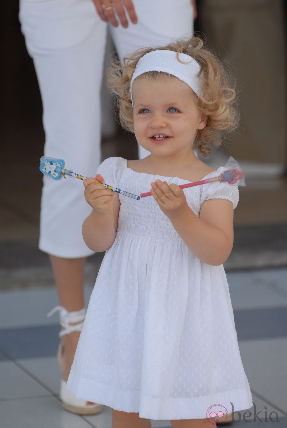 La Infanta Leonor con un vestido blanco y diadema