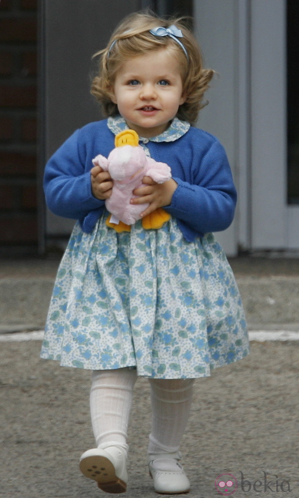 La Infanta Leonor con un vestido en tonos azules y verdes