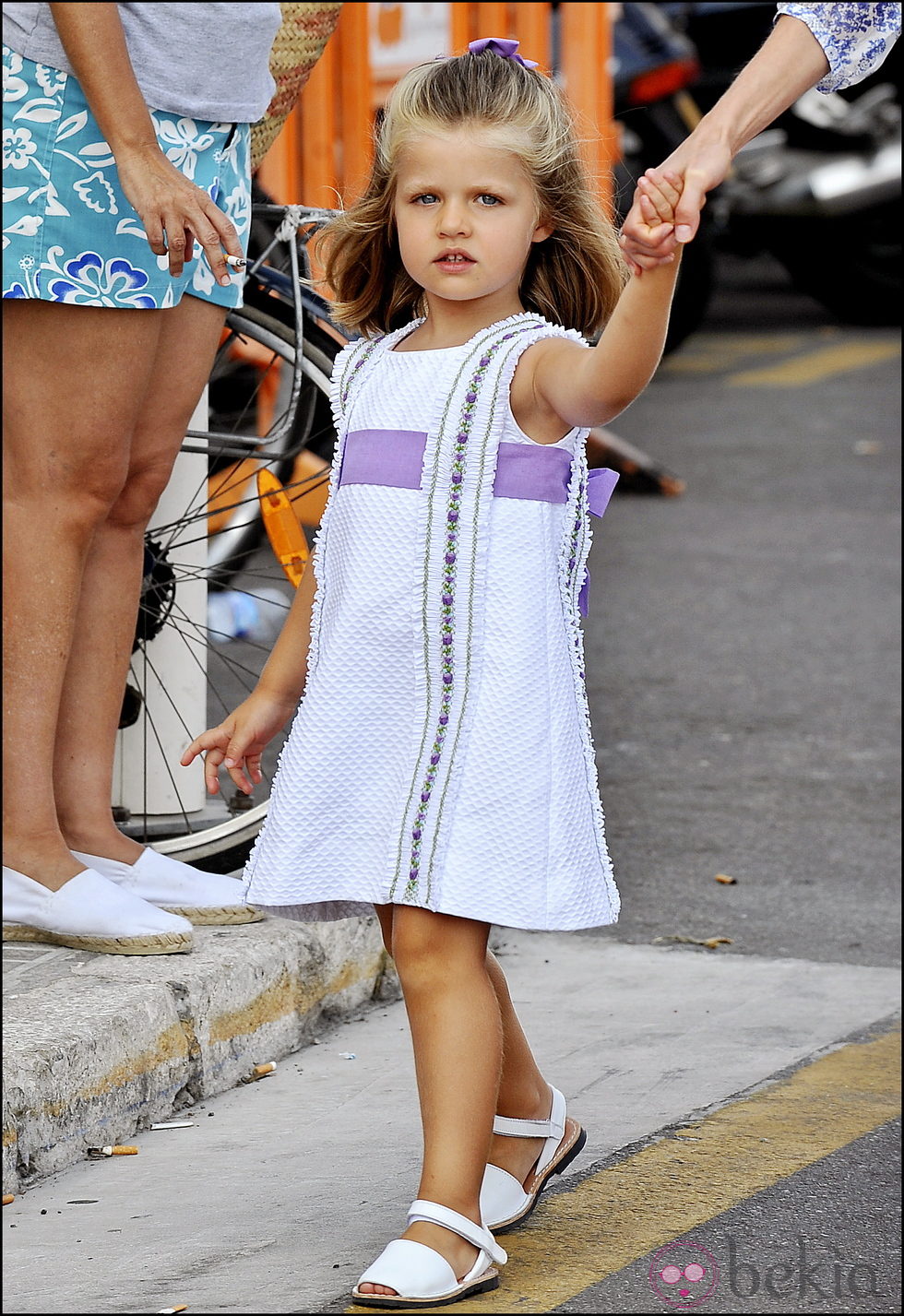 La Infanta Leonor con un vestido blanco y lazo morado