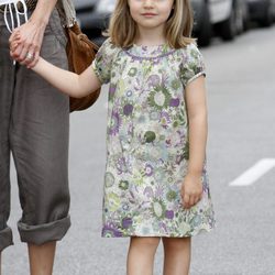 La Infanta Leonor con un vestido de flores verdes