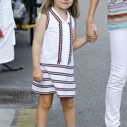 La Infanta Leonor con traje blanco y rayas marineras