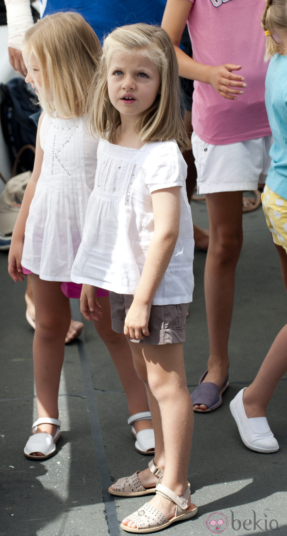 La Infanta Leonor con shorts caquis y camiseta blanca