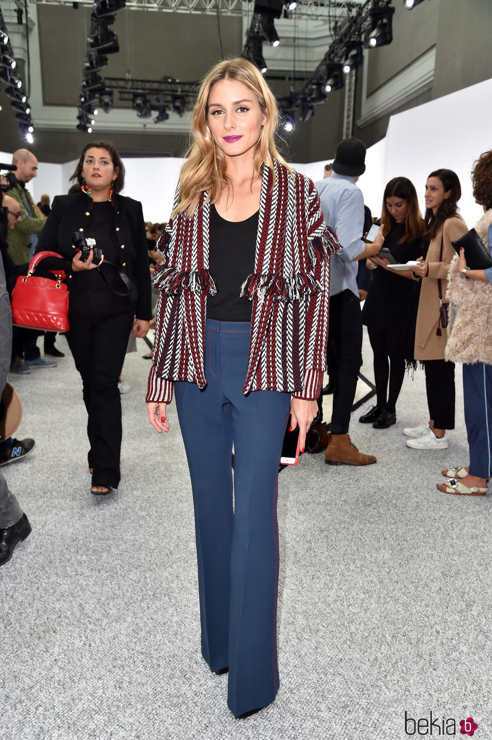 Olivia Palermo con un look setentero en el desfile de Giambattista Valli en la París Fashion Week