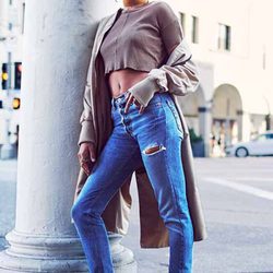 Hailey Baldwin con unos botines 'Mickay' de UGG colección 'Classic Street'