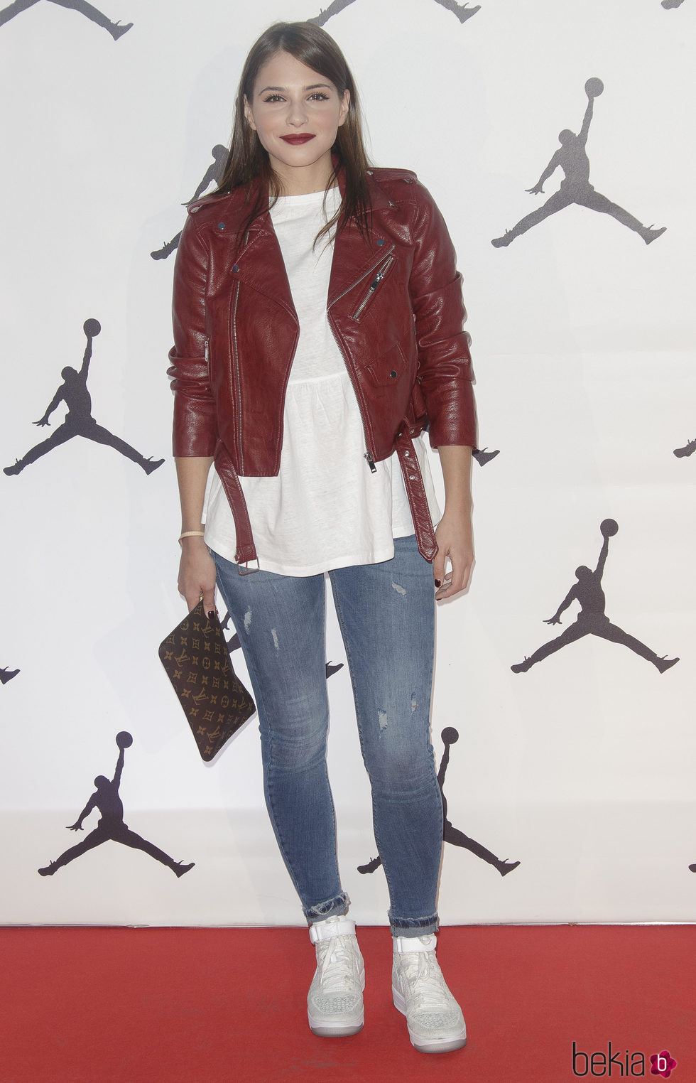 Andrea Duro con unos jeans en el 'Defy Gravity' homenaje a Michael Jordan