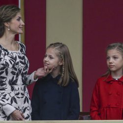 La Reina Letizia con un look otoñal junto a la Princesa Leonor y la Infanta Sofía en el Día de la Hispanidad