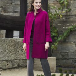 La Reina Letizia con un abrigo rosa fucsia de Marcos Luengo en su visita a Los Oscos, Asturias