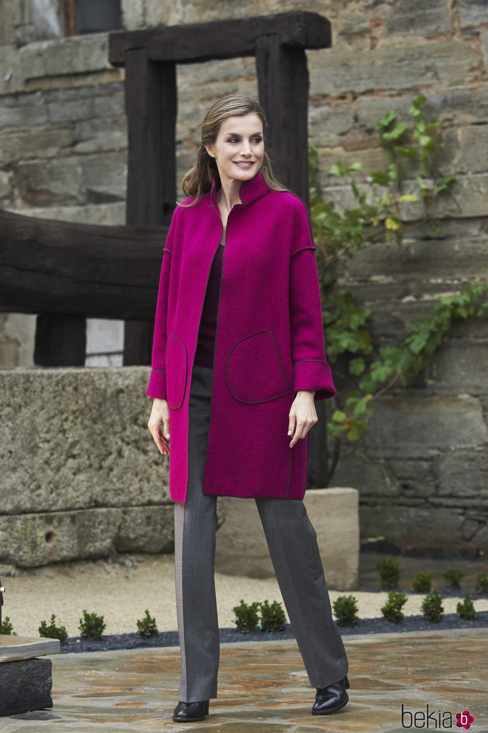 La Reina Letizia con un abrigo rosa fucsia de Marcos Luengo en su visita a Los Oscos, Asturias