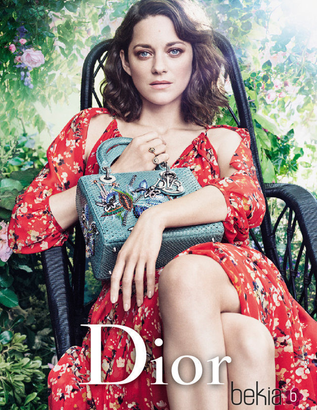 Marion Cotillard con un bolso bordado de la colección Lady 2017 de Dior