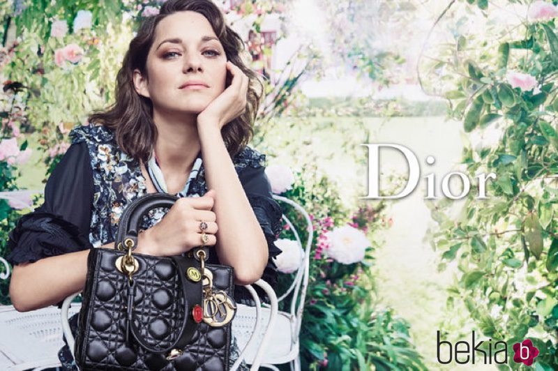 Marion Cotillard con un bolso negro de la colección Lady 2017 de Dior