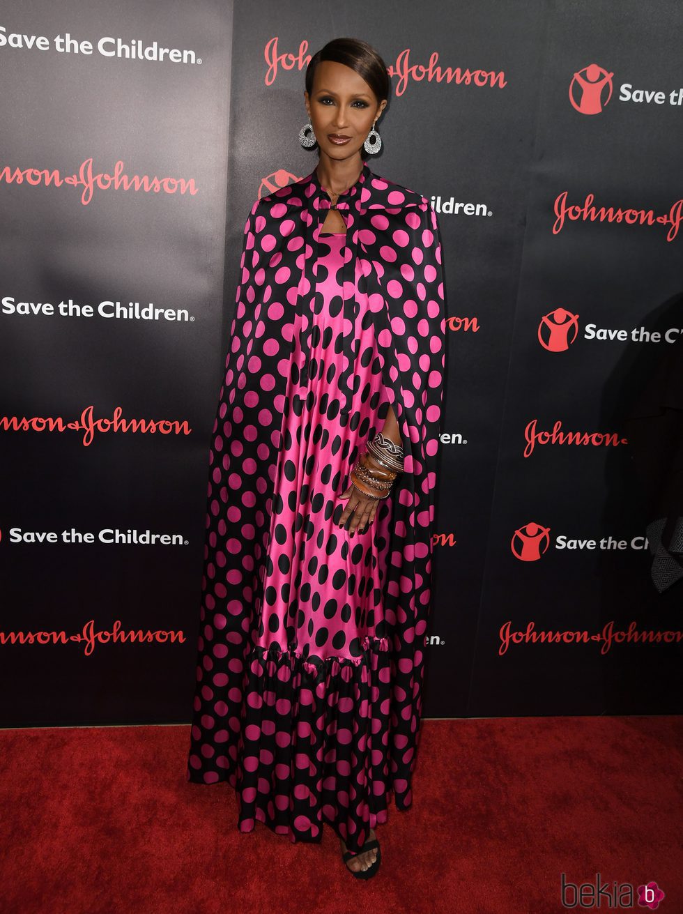 Iman con un vestido de lunares en un evento de 'Save the Children'