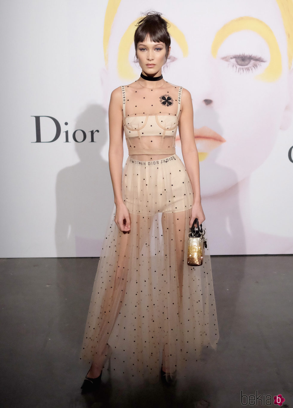 Bella Hadid con un vestido nude transparente en un evento de Dior