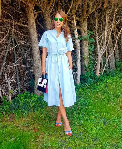 Paula Echevarría con un vestido azul y blanco de Zara