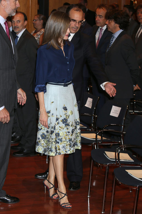 La Reina Letizia con un conjunto de Carolina Herrera en el centenario del nacimiento de Camilo José Cela