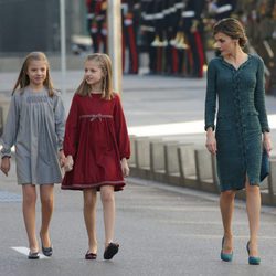 La Reina Letizia, vestida de Felipe Varela, con la Princesa Leonor y la Infanta Sofía en la Apertura de la XII Legislatura