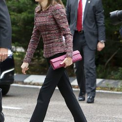 La Reina Letizia con un top de tweed en el 50º aniversario de la Conferencia Episcopal Española