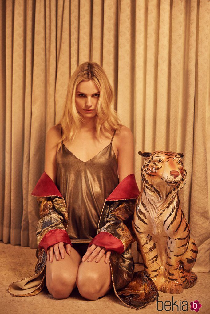 Andreja Pejic con un conjunto pijamero de Reformation para Navidad 2016