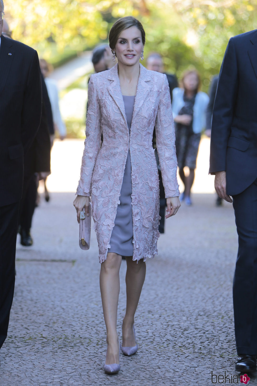 La Reina Letizia con un total look malva en su llegada a Portugal