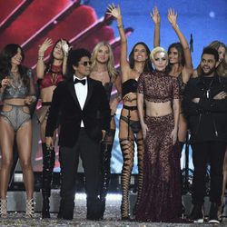 Lady Gaga, Bruno Mars y The Weekend con los ángeles del Victoria's Secret Fashion Show 2016