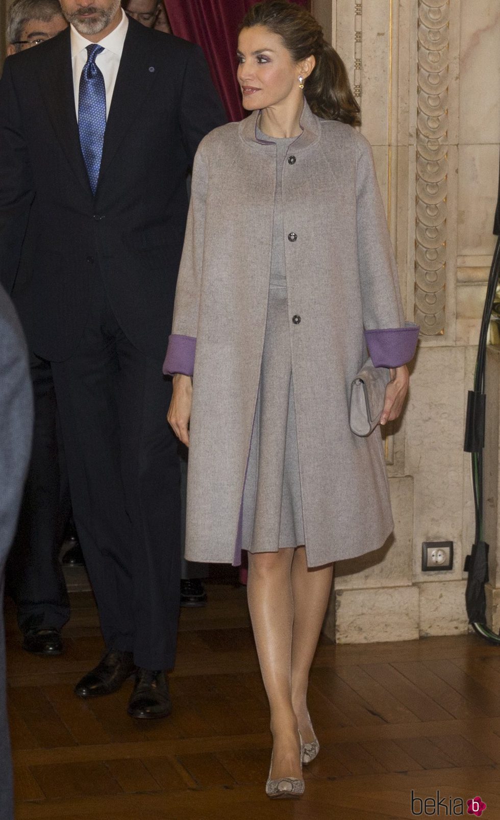 La Reina Letizia con un total look gris en su visita a la Embajada española en Portugal