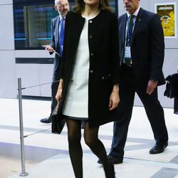 La Reina Letizia con un look bicolor en un simposio sobre la nutrición, en Roma