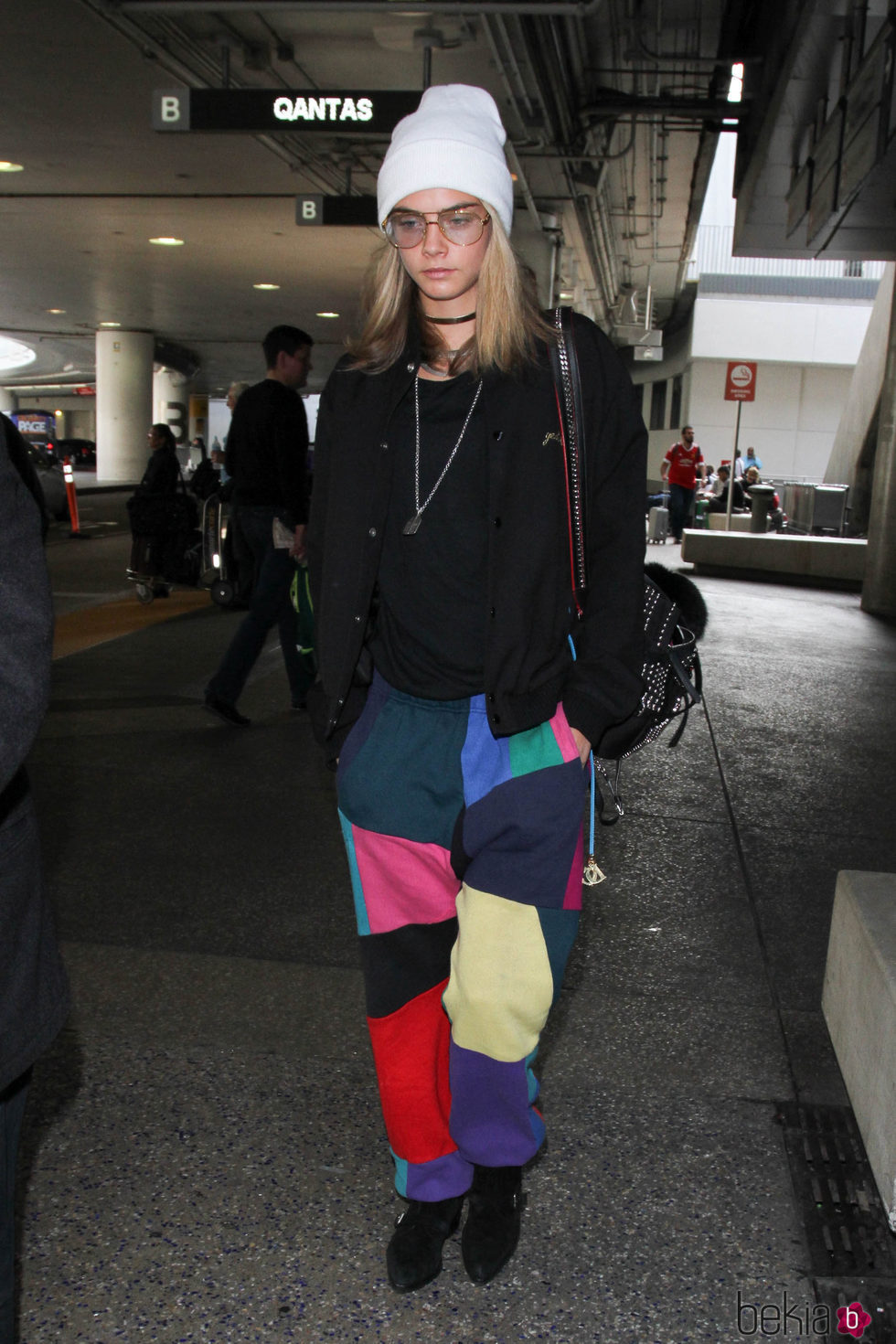 Cara Delevingne con un chándal multicolor en Los Ángeles