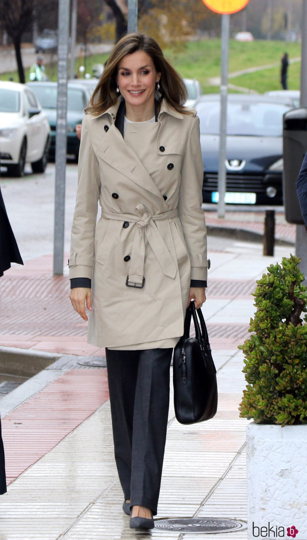 La Reina Letizia con un trench de Burberry en el 70 aniversario de Unicef