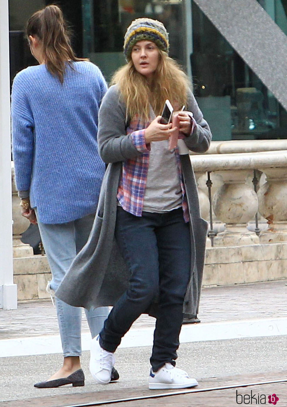 Drew Barrymore paseando por las calles de Los Ángeles