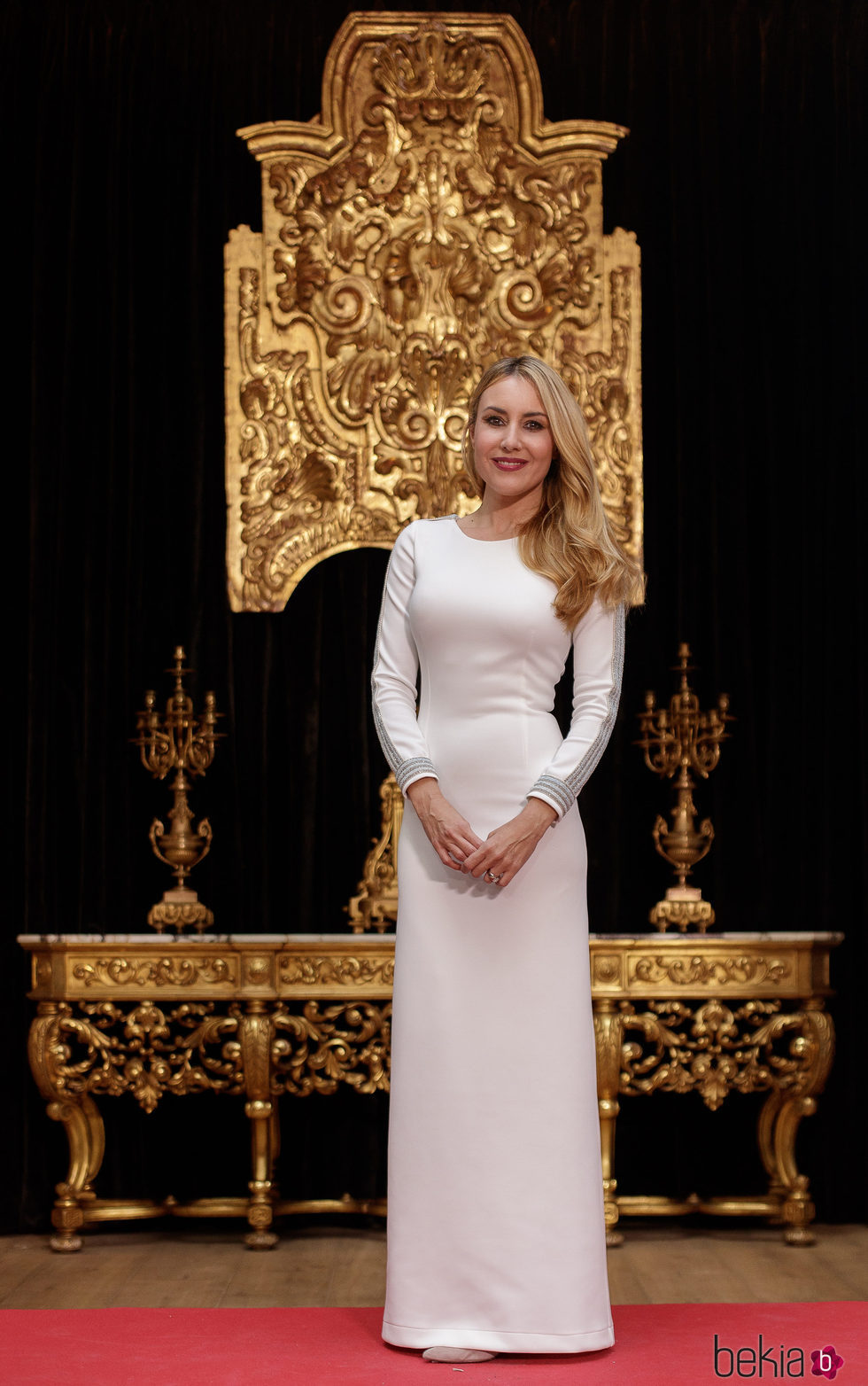 Berta Collado con un vestido blanco en la presentación de la programación 'TVE: Vive la Navidad'