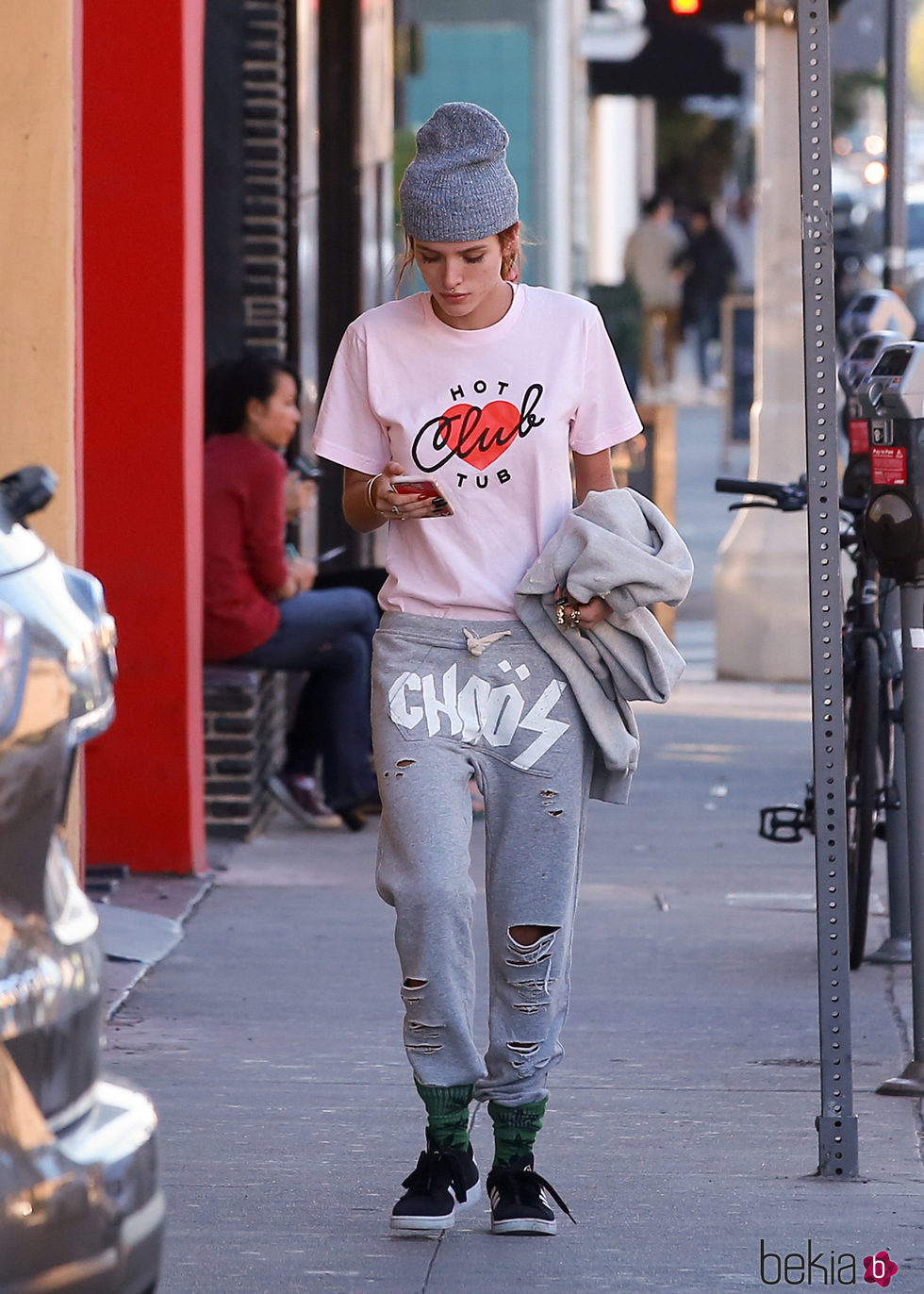 Bella Thorne con un chándal gris en Los Ángeles