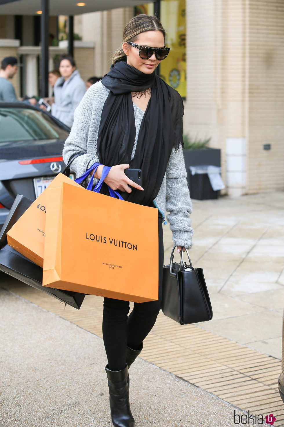 Chrissy Teigen con un look bicolor por las calles de Los Ángeles