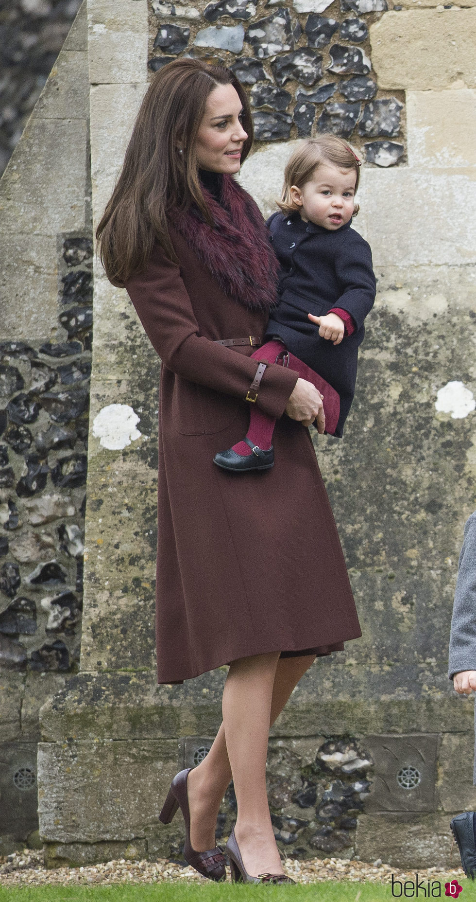 Kate Middleton con un abrigo marrón en la Misa de Navidad de la Familia Real Británica