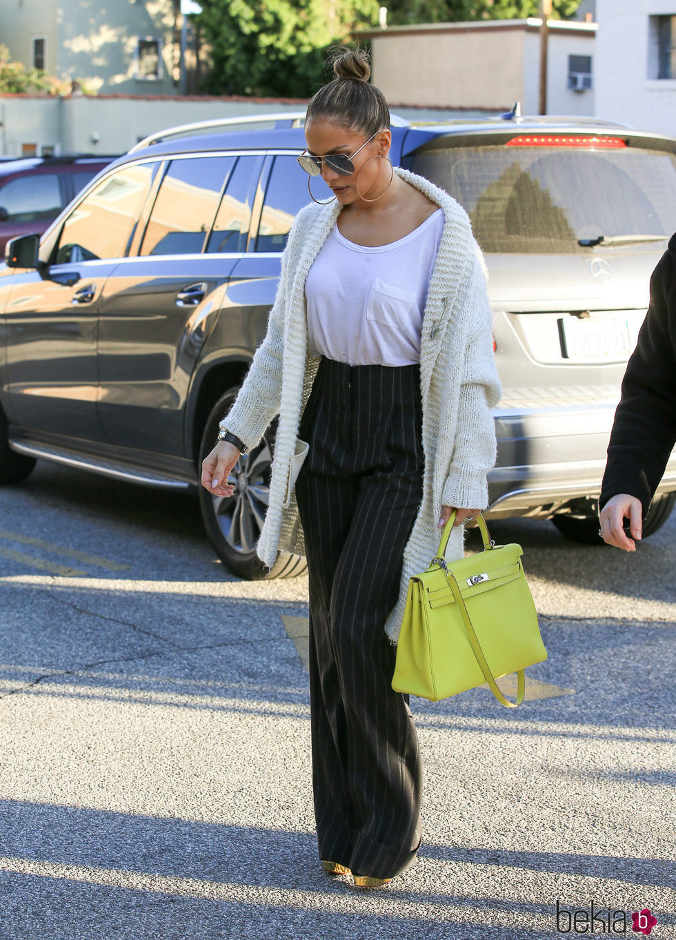 Jennifer Lopez con unos palazzo en las calles de California