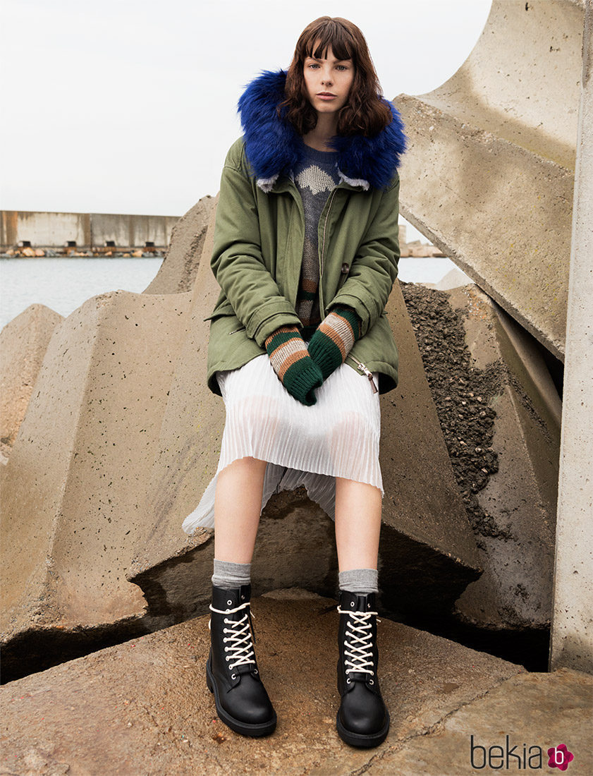 Parka con capucha azul de Pull&Bear invierno 2017