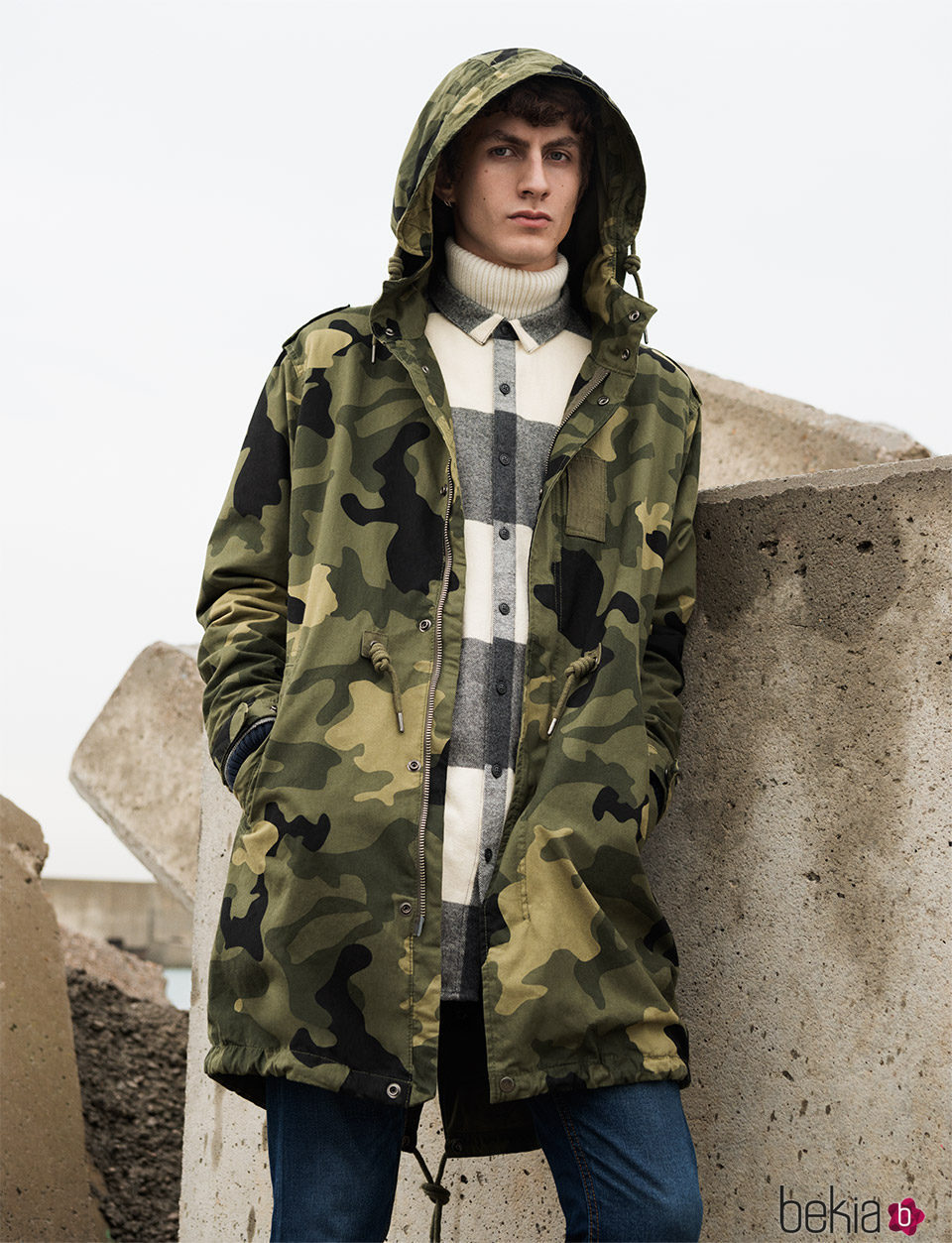 Abrigo de estampado de camuflaje de Pull&Bear invierno 2017