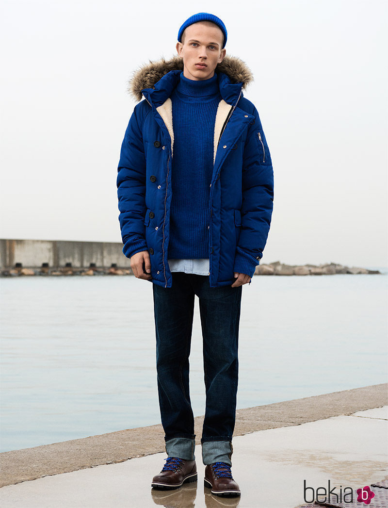 Parka de color azul eléctrico de Pull&Bear invierno 2017