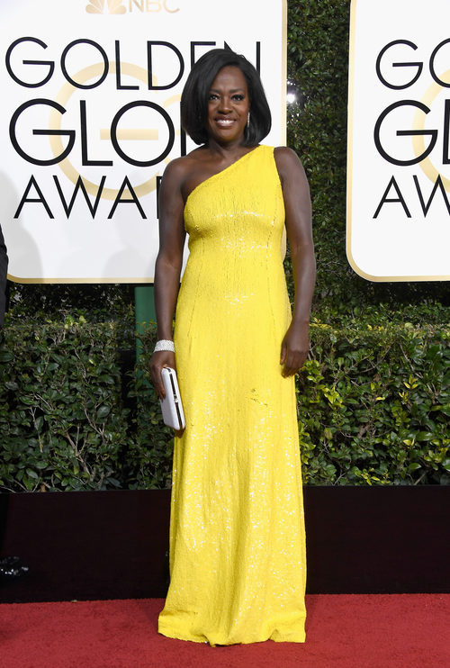 Viola Davis con un vestido amarillo en los Globos de Oro 2017